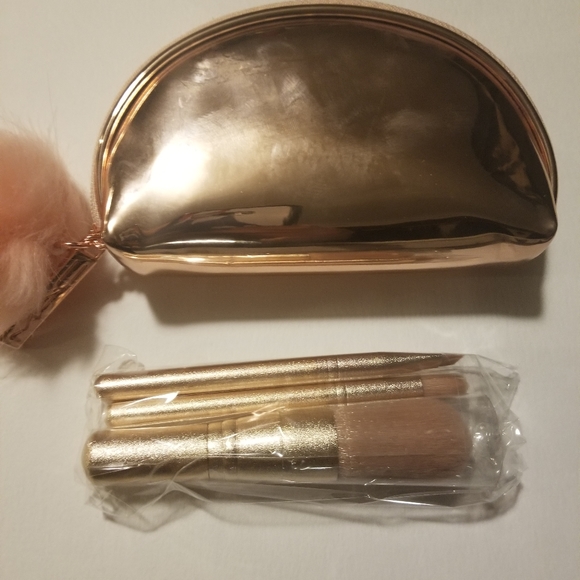 Last One!! MAC Snow Ball Mini Brush Kit - Picture 5 of 6